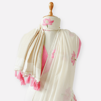 Woven Saree Saree Off-White & Pink The Sweet Lotus Jamdani Woven Pure Mul Cotton Saree With Unstitched Blouse Piece